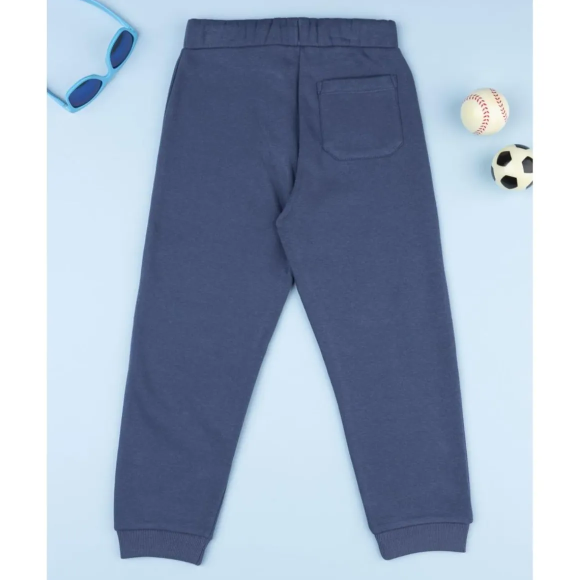 Pantalón azul con estampado para niño