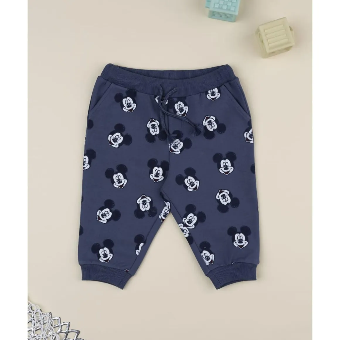 Pantalón azul de niño en felpa con estampado de Mickey Mouse