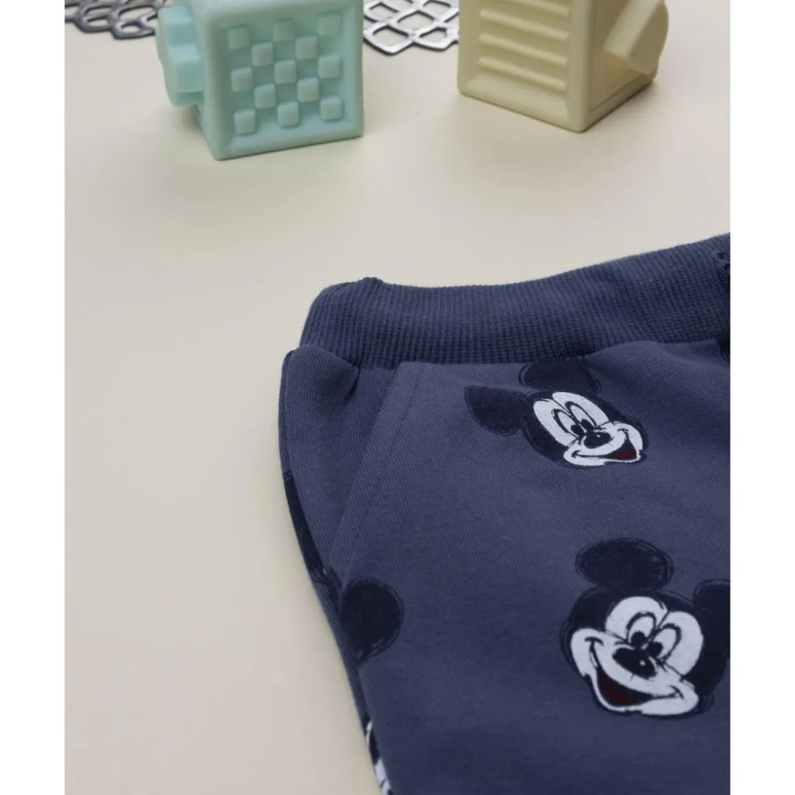 Pantalón azul de niño en felpa con estampado de Mickey Mouse