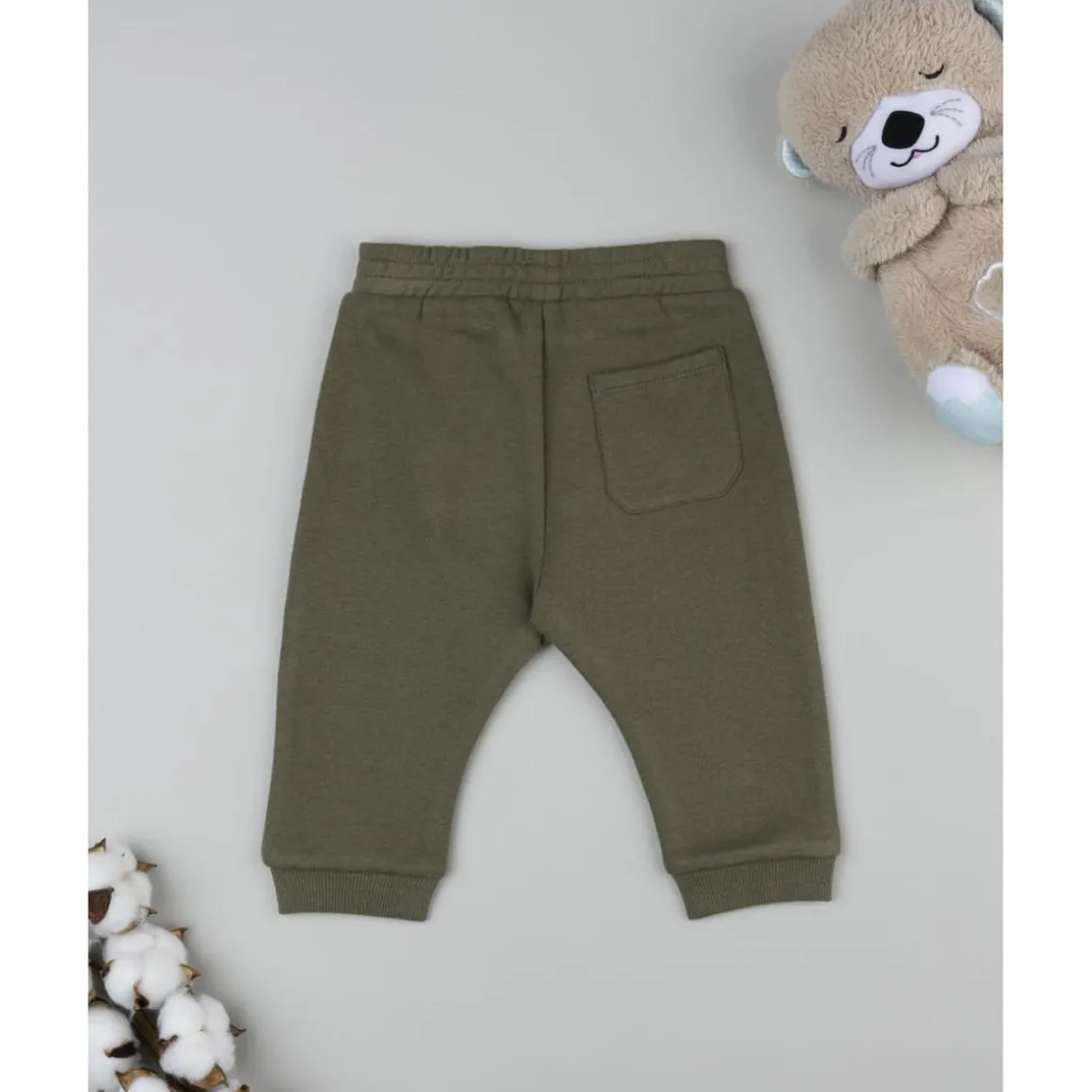Pantalón bebé verde con bolsillo grande