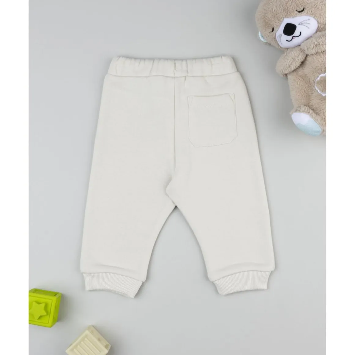 Pantalón beige con estampado para niño