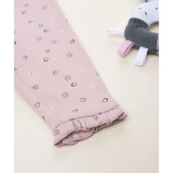 Pantalón de bebé rosa con estampado de corazones