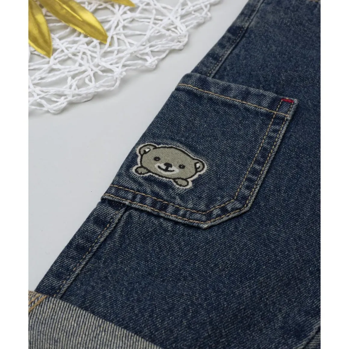 Pantalón denim de niño con parches y bolsillos