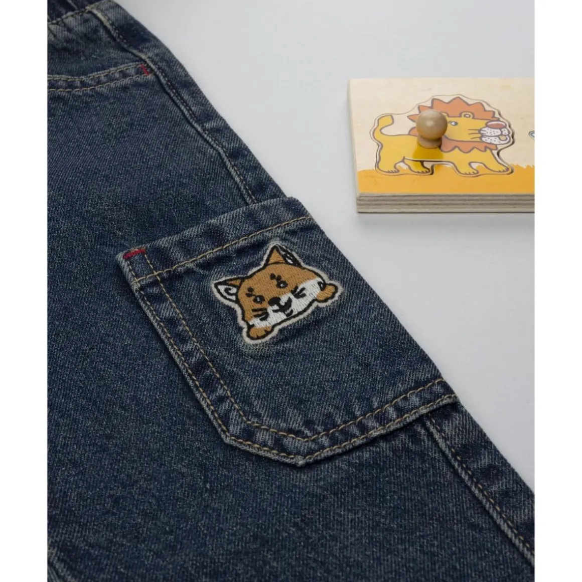 Pantalón denim de niño con parches y bolsillos