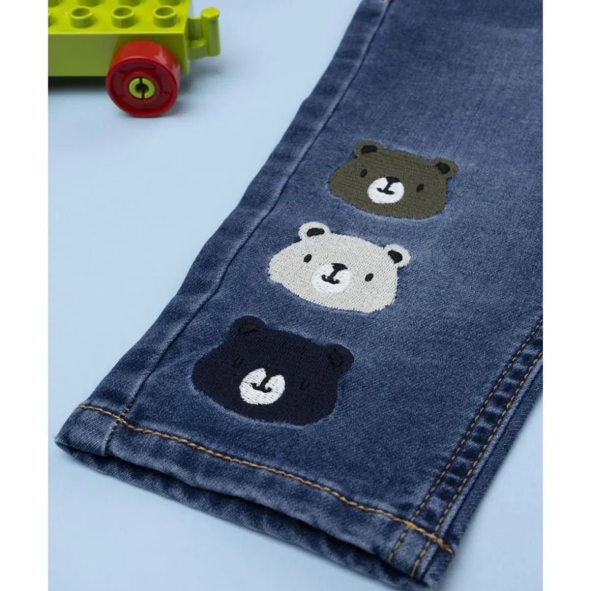 Pantalón denim niño con patch de ositos