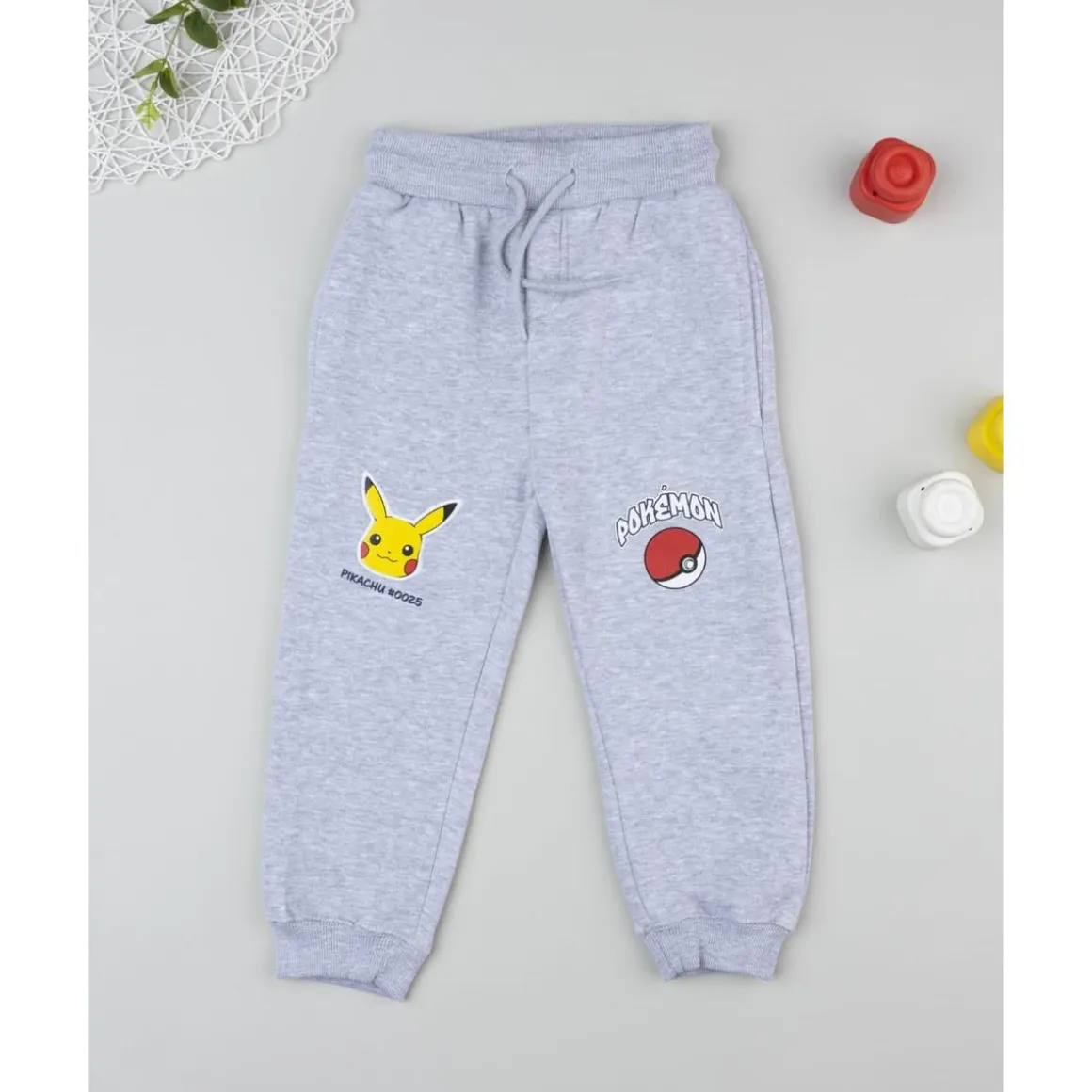 Pantalón gris de niño con estampado Pokémon