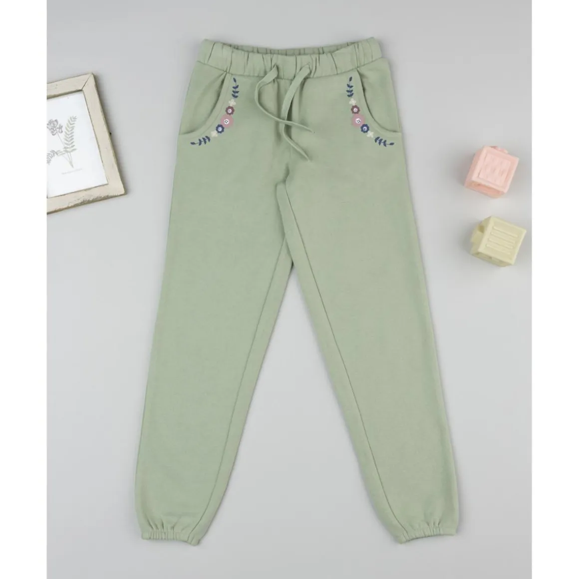 Pantalón niña verde con bordado de flores