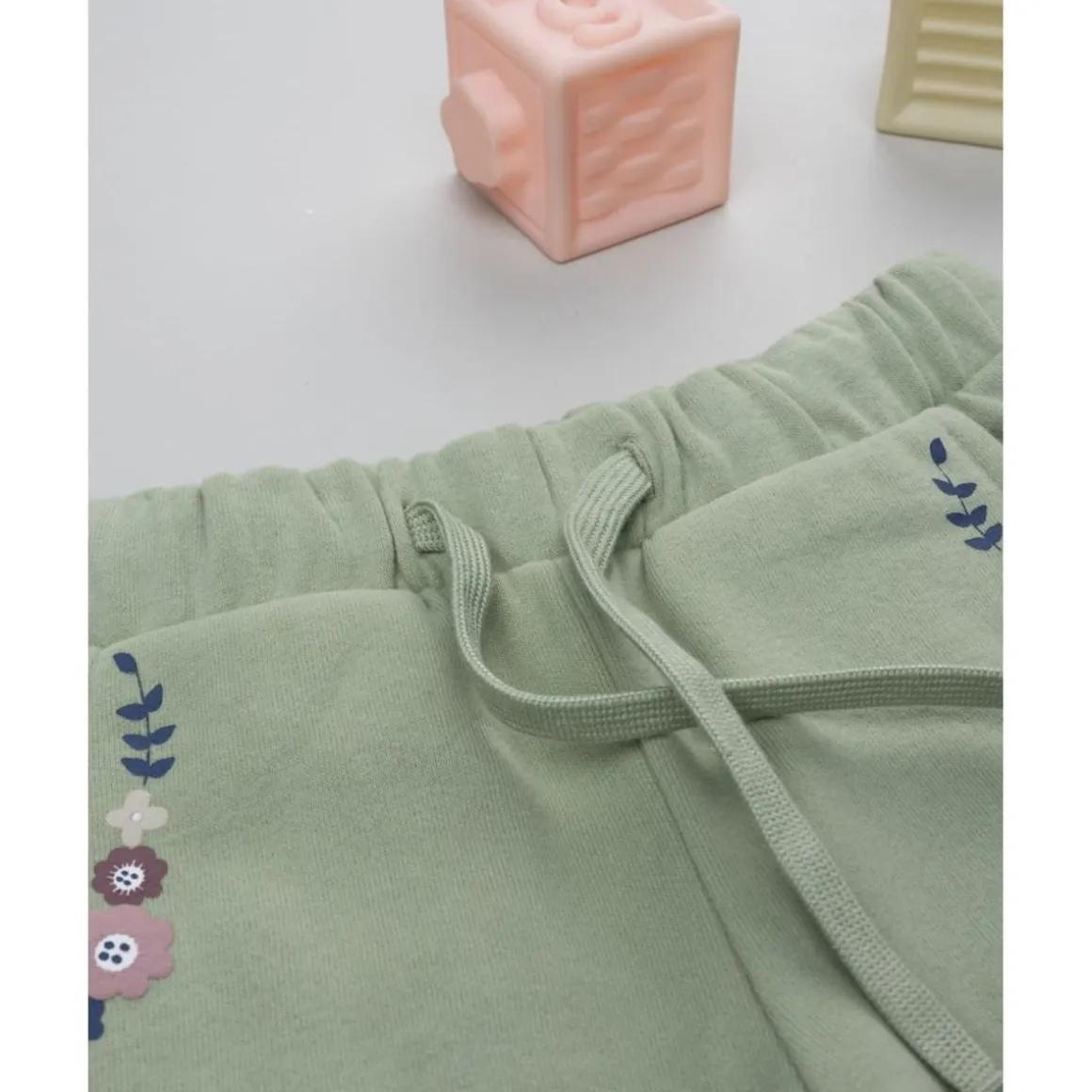 Pantalón niña verde con bordado de flores