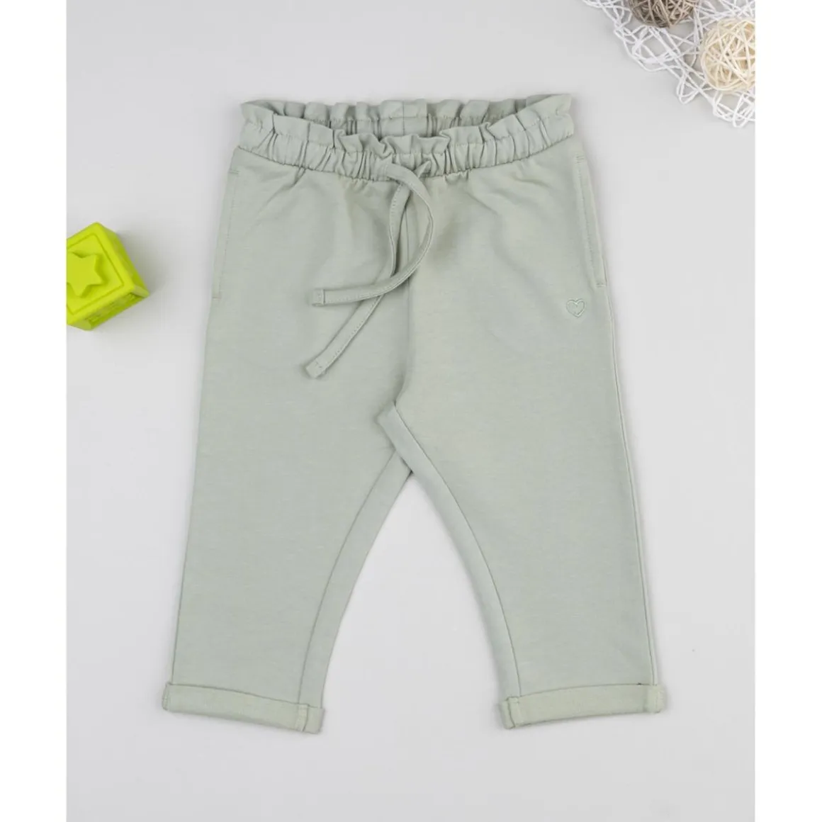 Pantalón niña verde con corazón bordado