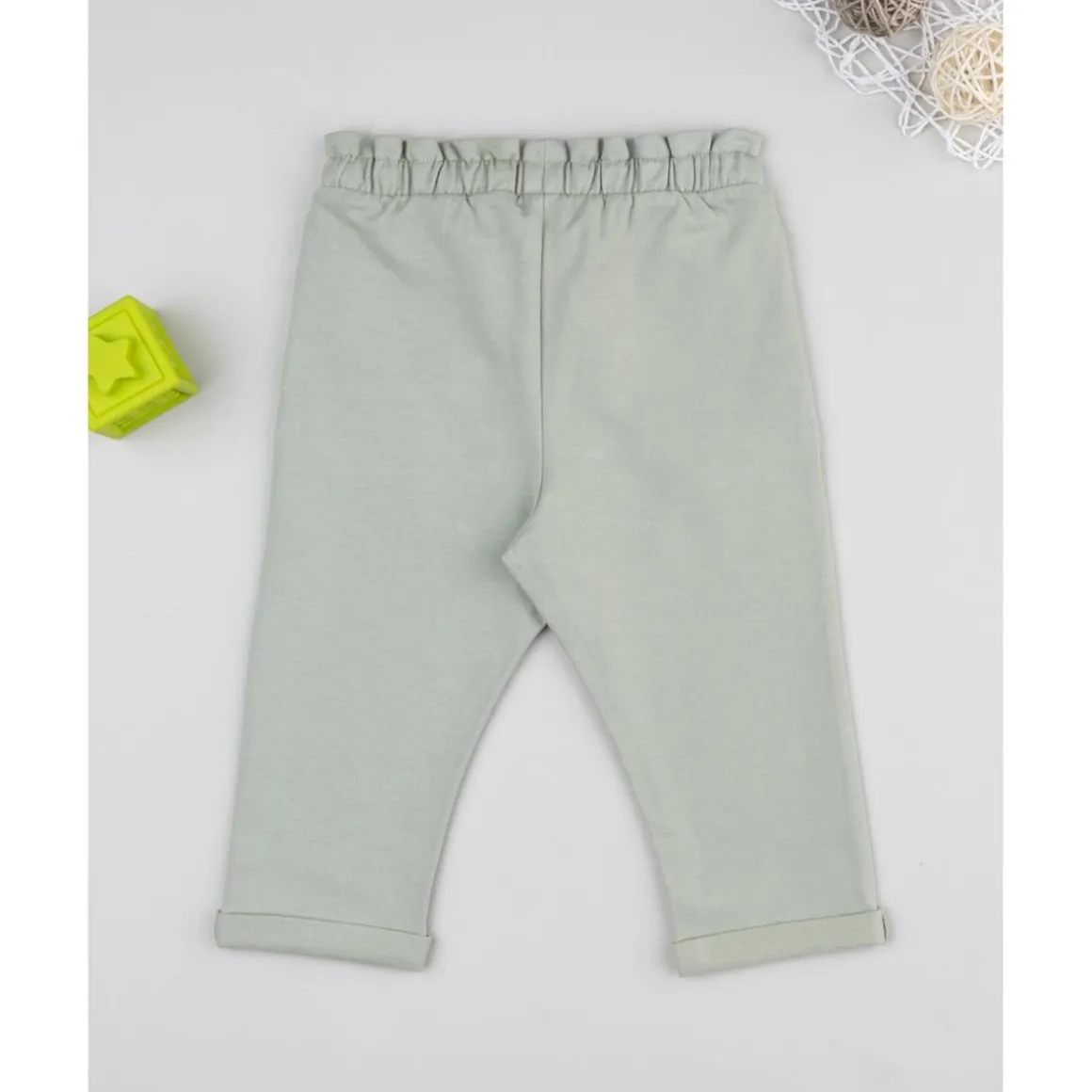 Pantalón niña verde con corazón bordado