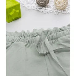 Pantalón niña verde con corazón bordado