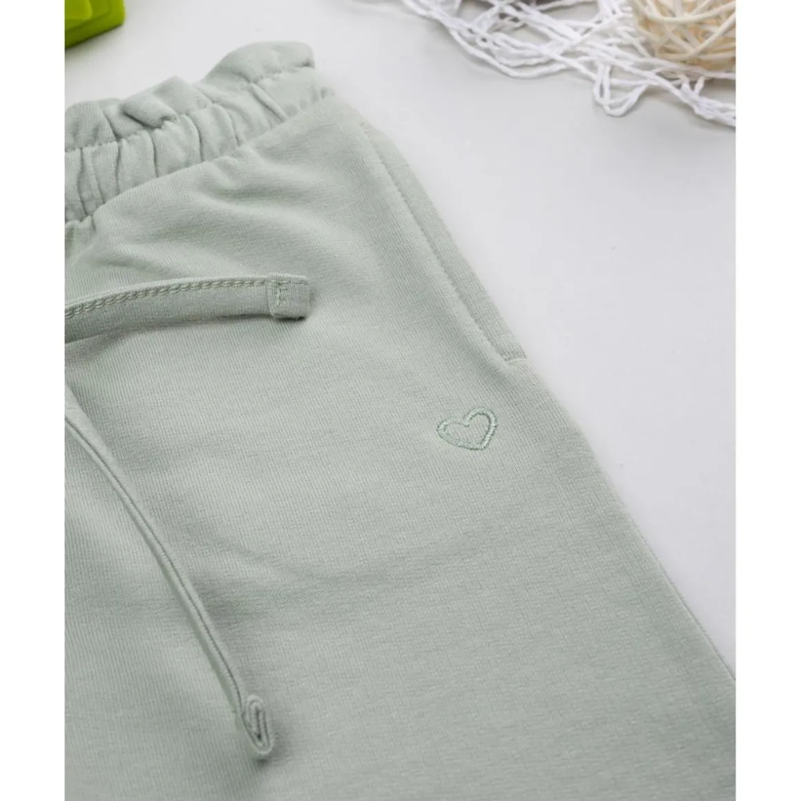 Pantalón niña verde con corazón bordado