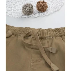 Pantalón niño beige con bolsillos cargo