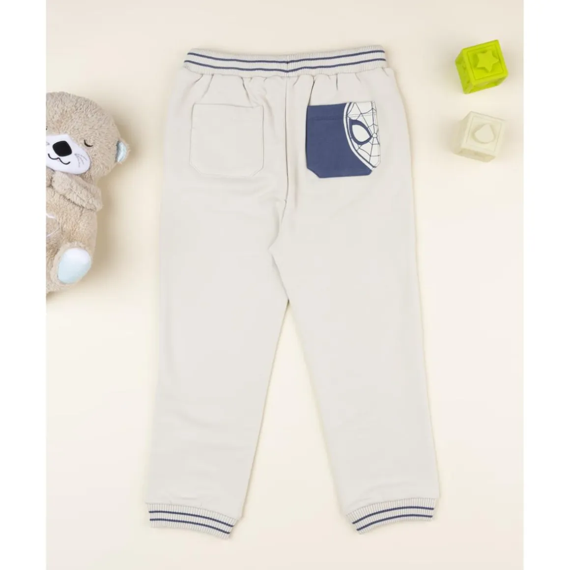Pantalón niño beige con Spiderman