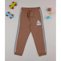Pantalón niño marrón con bandas laterales