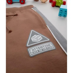 Pantalón niño marrón con bandas laterales