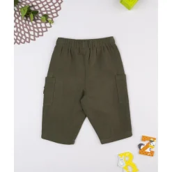 Pantalón niño verde con bolsillos cargo y oso