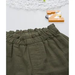 Pantalón verde de niña con bordados
