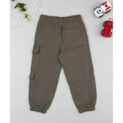 Pantalón verde de niño con bolsillos cargo