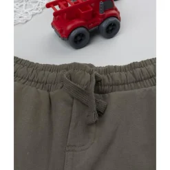 Pantalón verde de niño con bolsillos cargo
