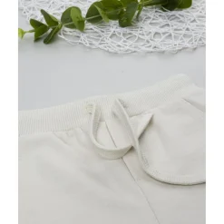 Pantalones niño beige estampado relieve