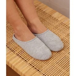 Pantuflas grises con bordado de lazo