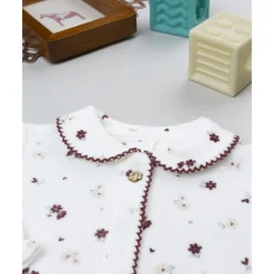 Pelele de terciopelo blanco con flores para recién nacida