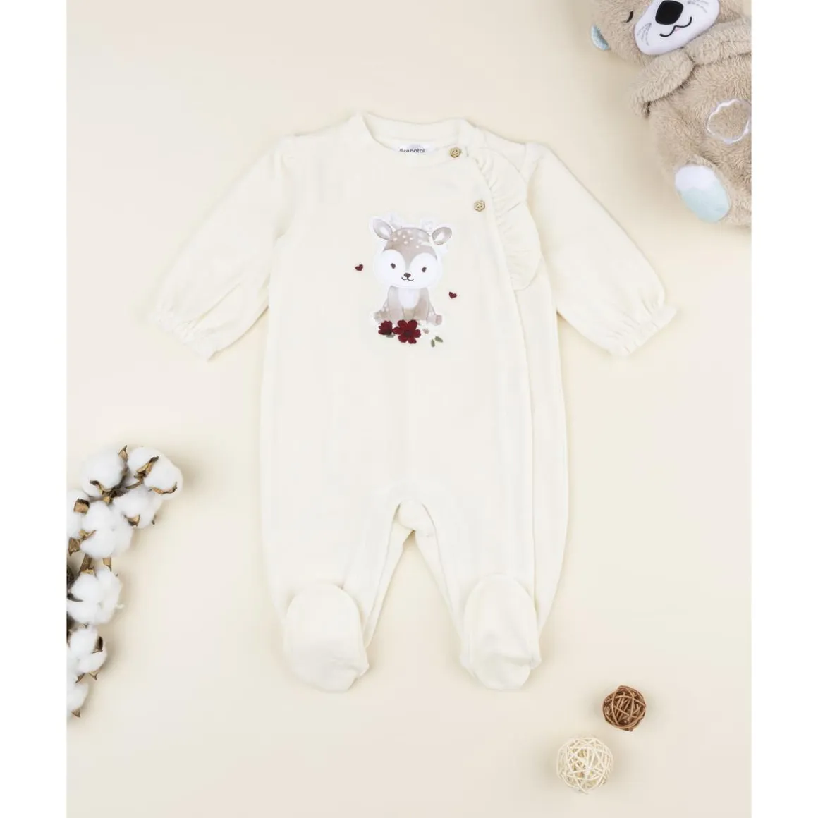Pelele de terciopelo crema con ciervita para recién nacida