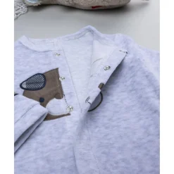 Pelele gris de niño con perrito