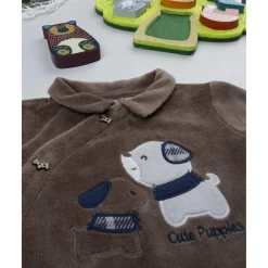 Pelele marrón de niño con perrito