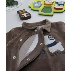 Pelele marrón de niño con perrito