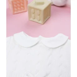 Pelele tricot blanco de niña con lazo
