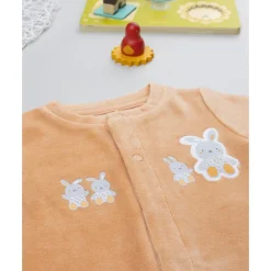Pelele unisex naranja con conejitos para recién nacido