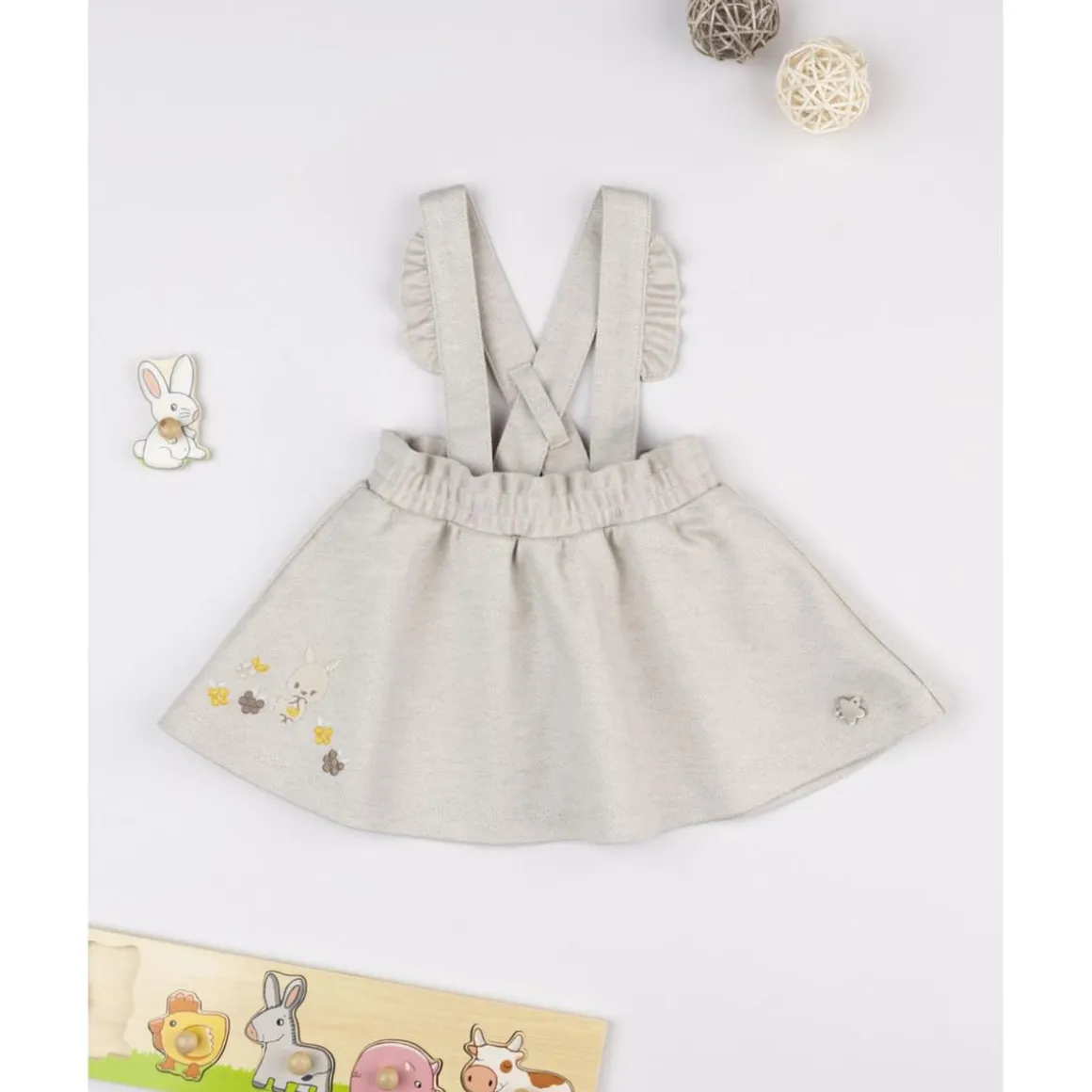Peto con falda niña beige con bordados
