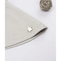 Peto con falda niña beige con bordados