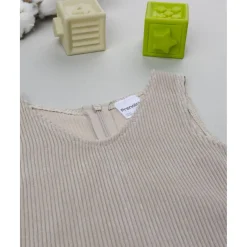 Peto de pana beige con detalle floral para niña