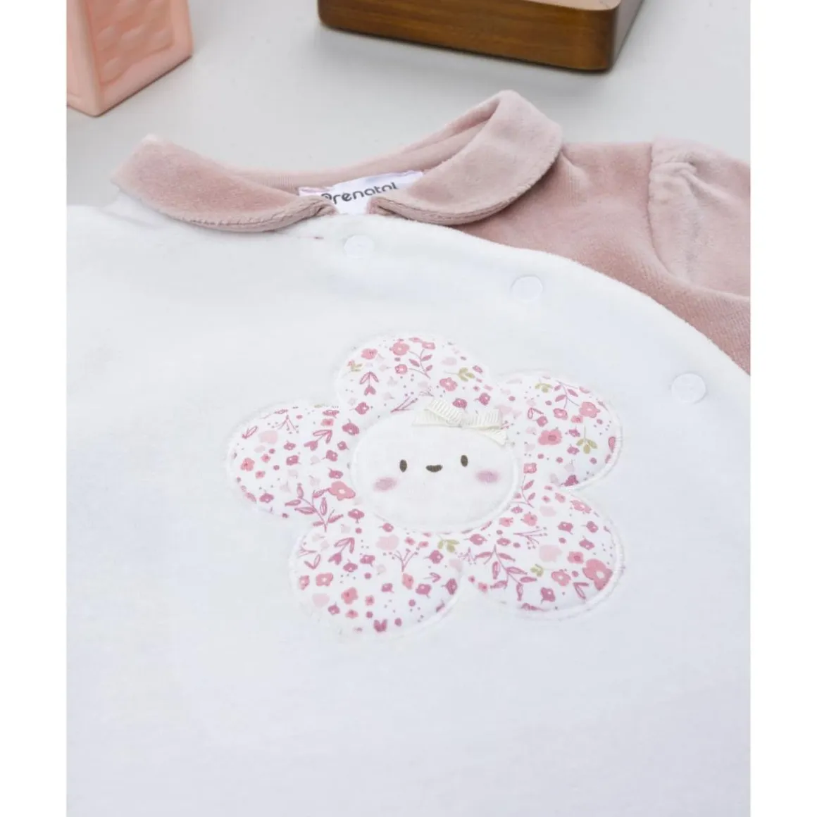 Pijama bicolor de bebé en terciopelo blanco y rosa