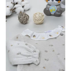 Pijama de bebé en terciopelo marrón con bordados