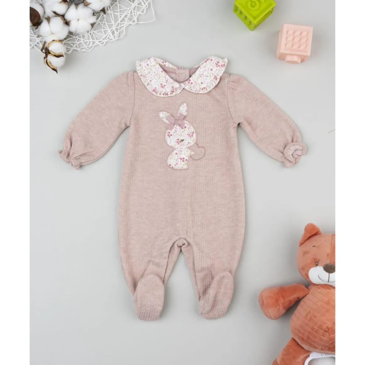 Pijama en color rosa antiguo de bebé niña con patch de conejito