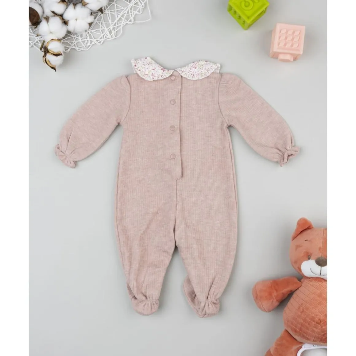 Pijama en color rosa antiguo de bebé niña con patch de conejito