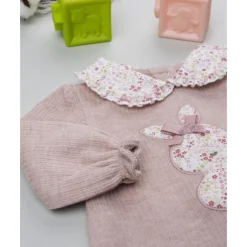 Pijama en color rosa antiguo de bebé niña con patch de conejito