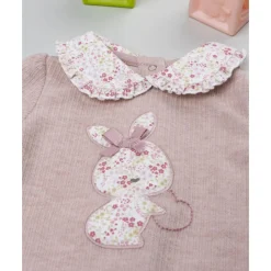 Pijama en color rosa antiguo de bebé niña con patch de conejito