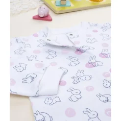 Pijama enterizo blanco con conejitos para niña