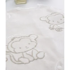 Pijama marrón claro de terciopelo con monitos