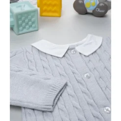 Pijama tricot de bebé en gris con cuello blanco