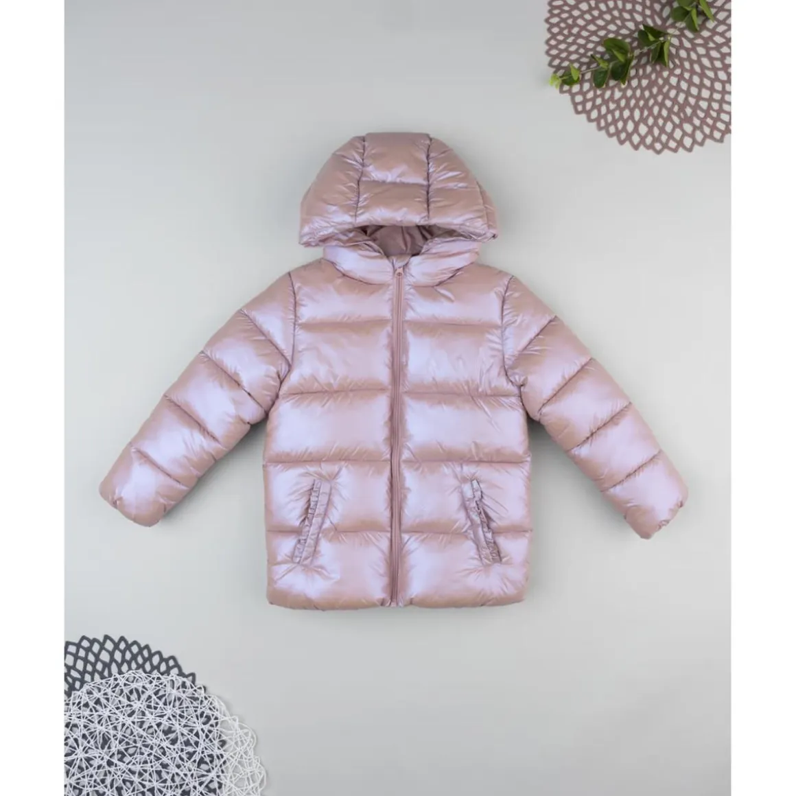 Plumífero rosa metalizado para niña