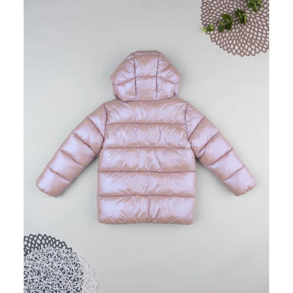 Plumífero rosa metalizado para niña