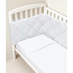 Protector de cuna con estampado de nubes