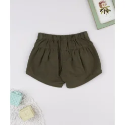 Shorts de niña verdes con bordado floral