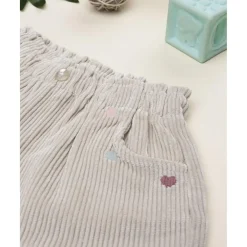 Shorts de pana beige con bordados para niña